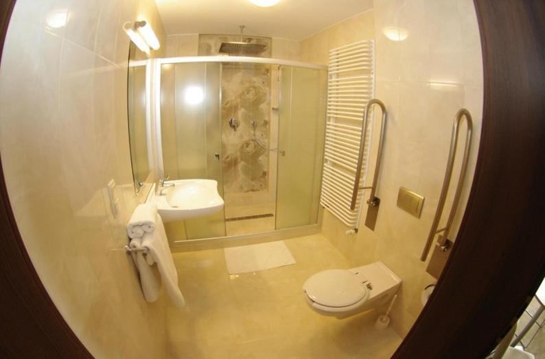 Hotel Pod Zlota Korona Opole Rum bild